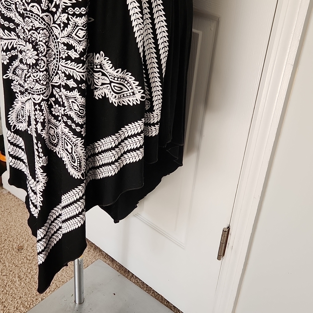 Black and White Sleeveless Mandala Pattern Handkerchief Hem Dress - Picture 6 of 9